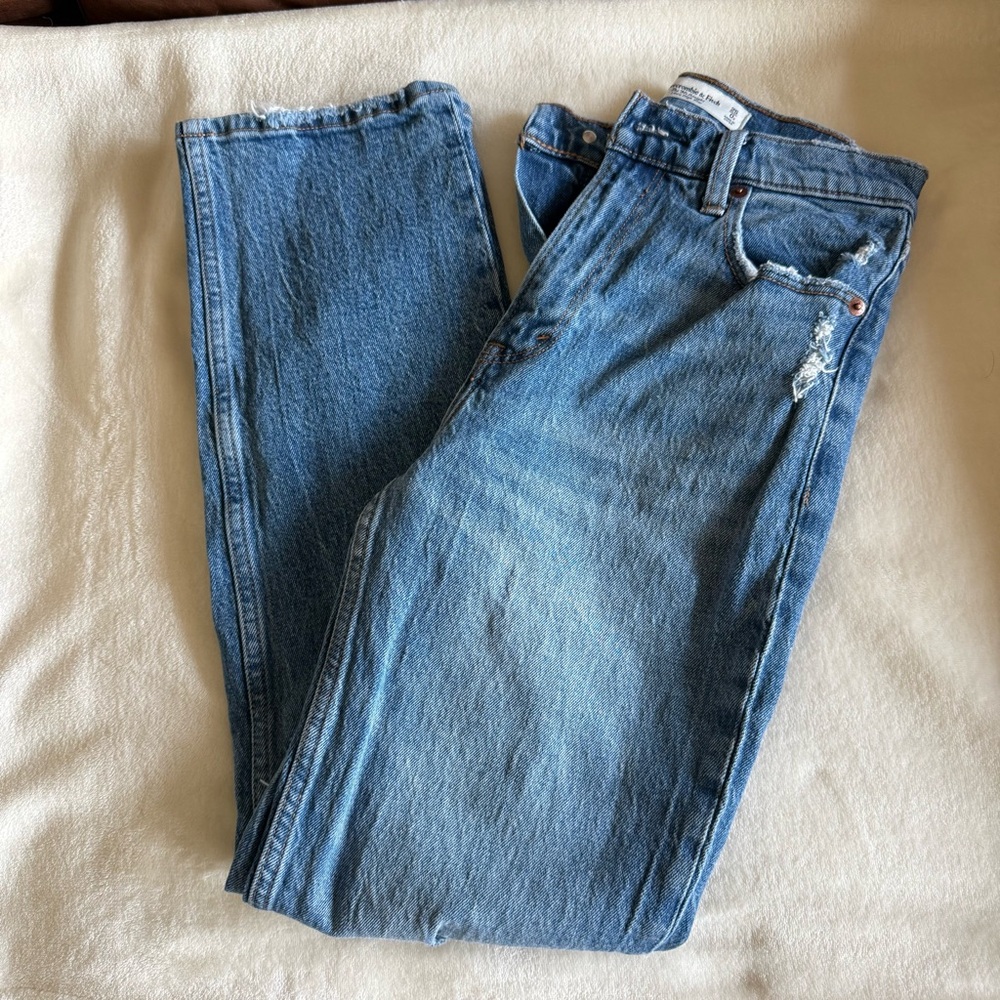 90s Straight Leg Ripped Jeans